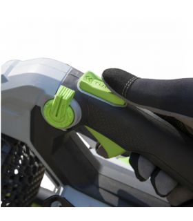 Souffleur EGO LB6150E gros plan poignée avec vitesse variable Souffleur EGO LB6150E gros plan poignée avec vitesse variable